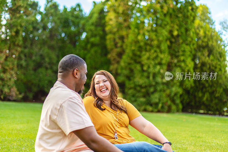 年轻的成人千禧多种族夫妇在户外的夏日照片系列