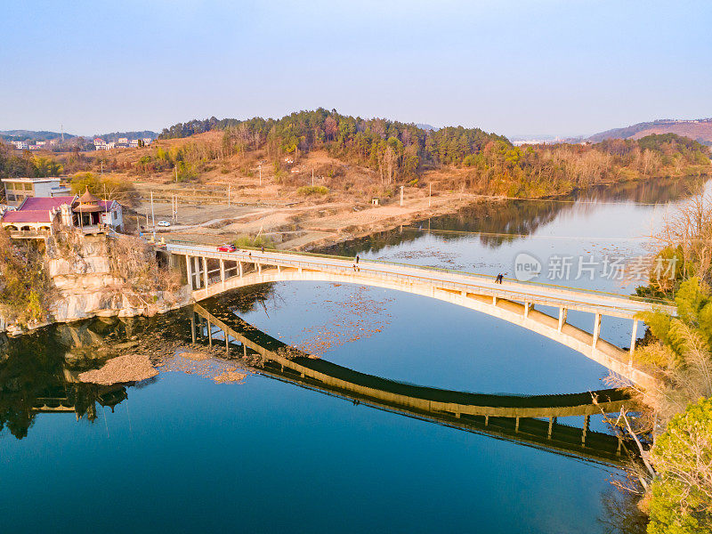 中国湖南，一座横跨河流的单拱桥