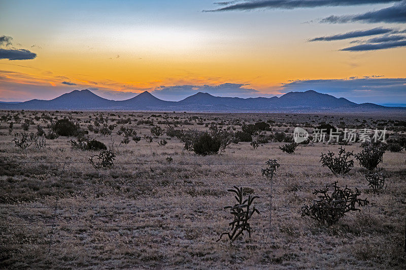 美国西南部新墨西哥州圣菲附近沙漠上的日落