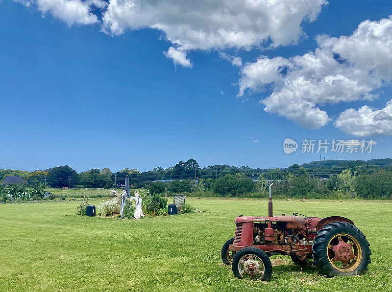 旧农场拖拉机和农场稻草人