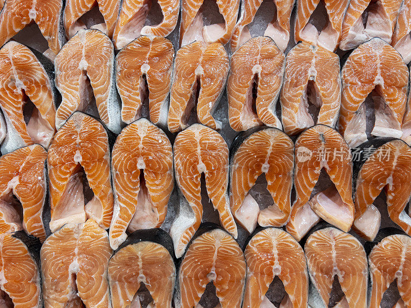 食品市场零售陈列的新鲜三文鱼片