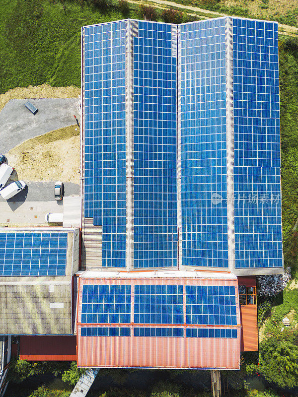 在屋顶覆盖太阳能电池板的正上方-工业建筑