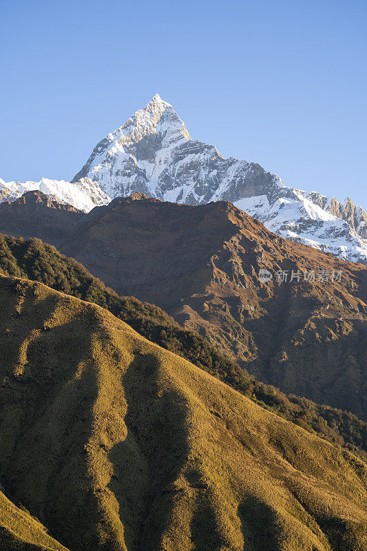 可爱的山景在明亮的阳光下。在阳光明媚的日子里，有山峰的风景