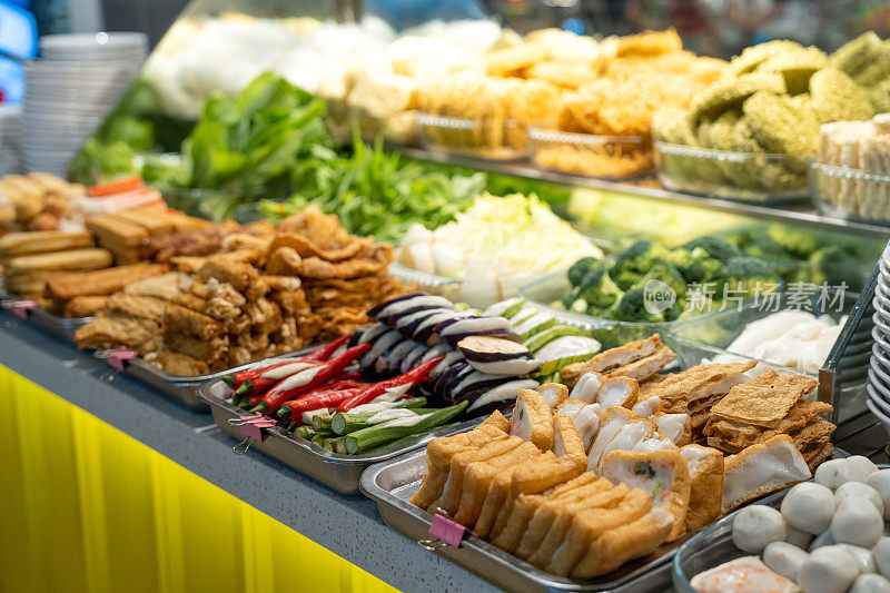 在大排档上展示的客家中餐，由豆腐和肉末或鱼酱制成