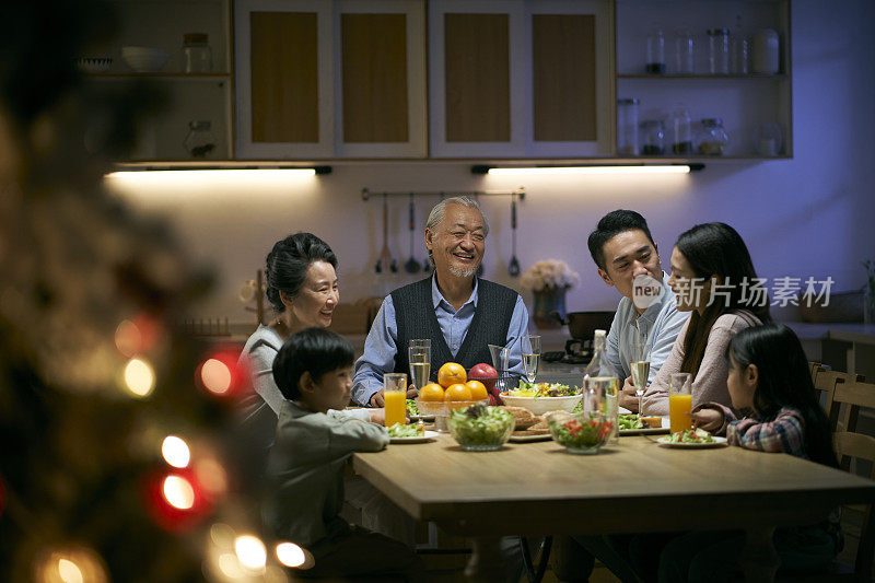 三代亚洲家庭一起在家里吃圣诞晚餐