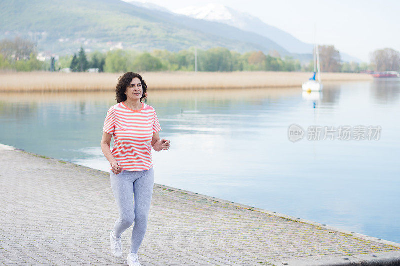 大清早慢跑的老妇人