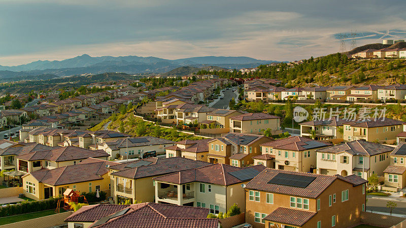 无人机在加州圣克拉利塔郊区拍摄