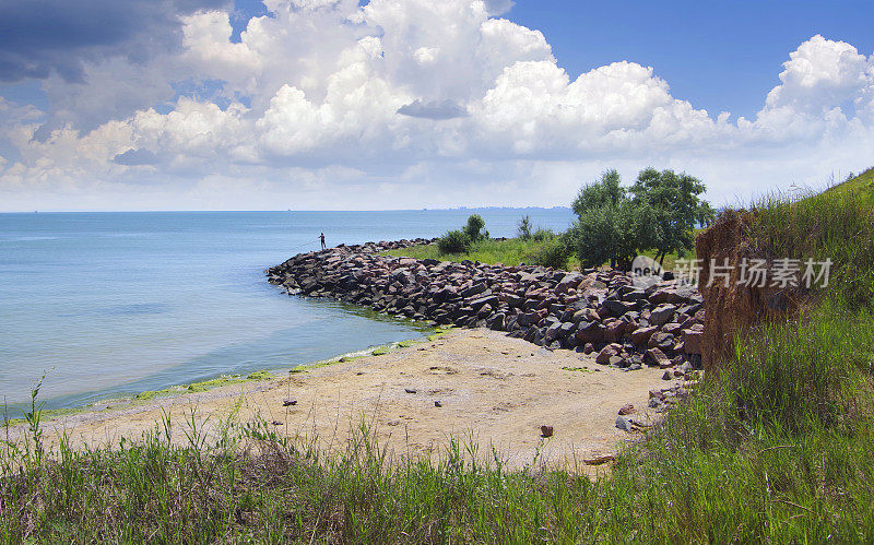 乌克兰。敖德萨，6月28日20分，黑海海岸。敖德萨地区的海滩。