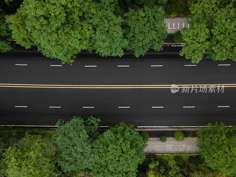 空空如也的城市柏油路鸟瞰图