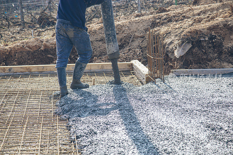 用混凝土泵将混凝土浇筑在预设的钢筋网内