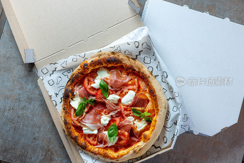 意大利熏火腿、番茄和马苏里拉奶酪披萨，开箱配送