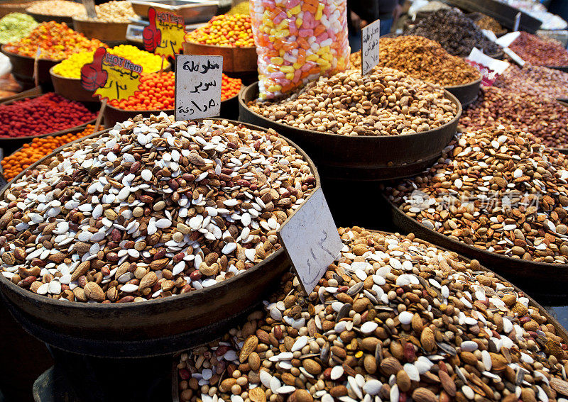 市场香料，水果，坚果，蔬菜等许多产品出售，安曼，约旦