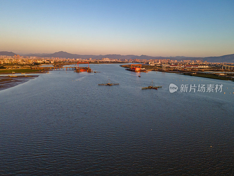 日出时，渔船停泊在海上