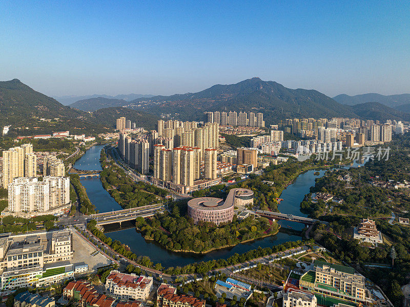 河流环抱的宜居城市的绿化和居住建筑