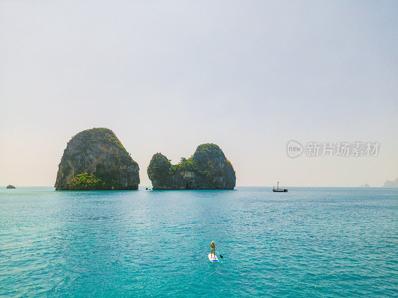 安达曼海SUP船上的女人的鸟瞰图