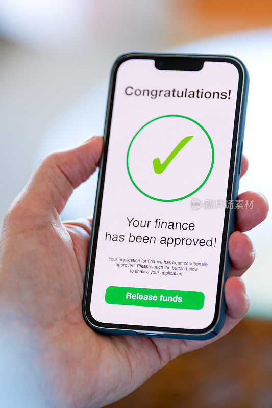一名男子正在查看贷款融资申请批准