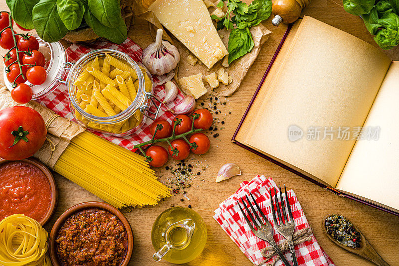 意大利面食材和空白食谱。本空间