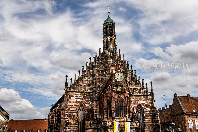 德国纽伦堡圣母教堂的正面景观