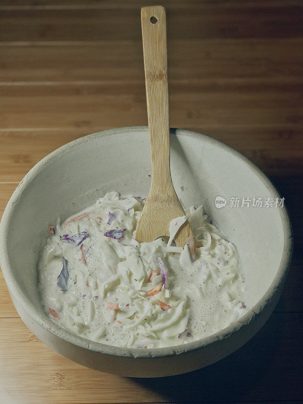 老式碗里的凉拌卷心菜沙拉。