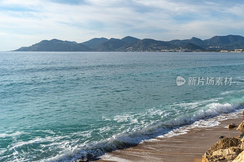 海浪沙滩纹理背景，透明的海水，蓝天，阳光海岸