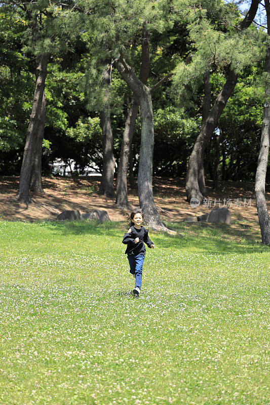 在草地上奔跑的日本女学生(8岁)