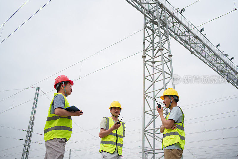 铁路工人检查火车电力线