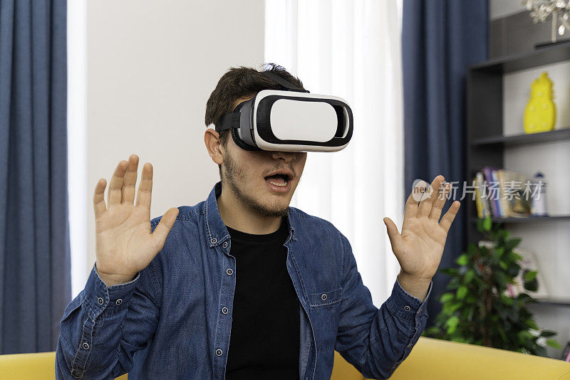 人们使用VR头显在虚拟现实中消磨时间