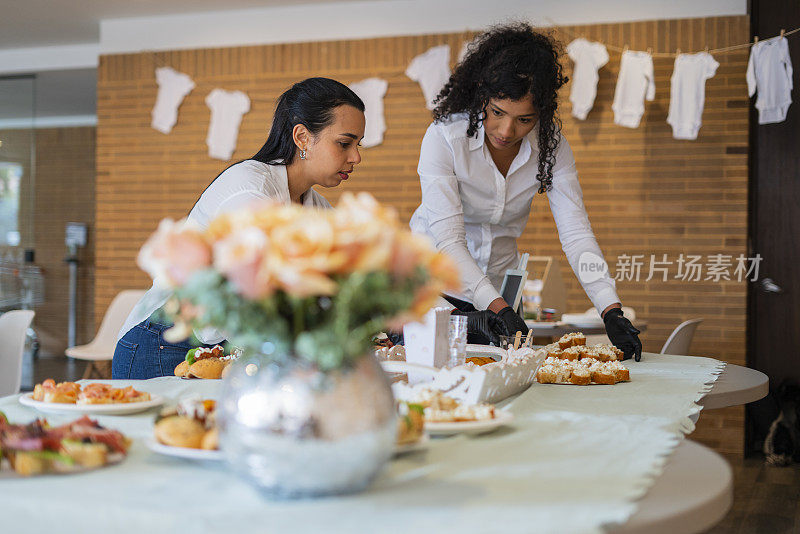 女服务员的职业是在威尼托的设施内组织装饰和餐桌