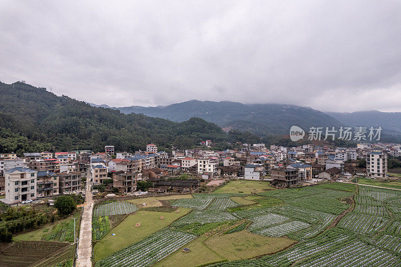 现代农业农田和传统农村房屋鸟瞰图