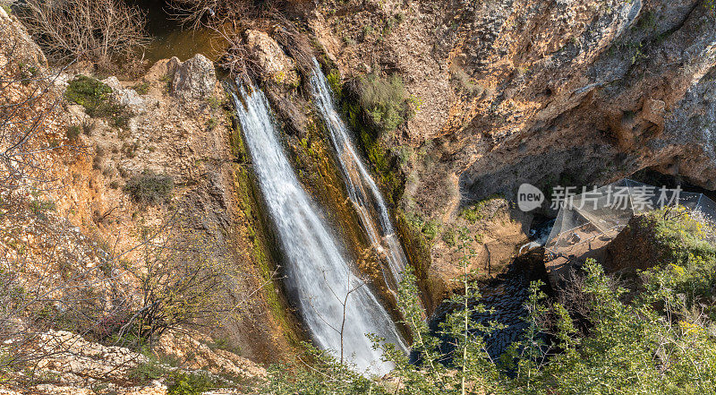 哈塔努尔瀑布从山上的裂缝中流出，位于以色列北部梅图拉市附近加利利地区快速、浅、冷的亚云河的延续处