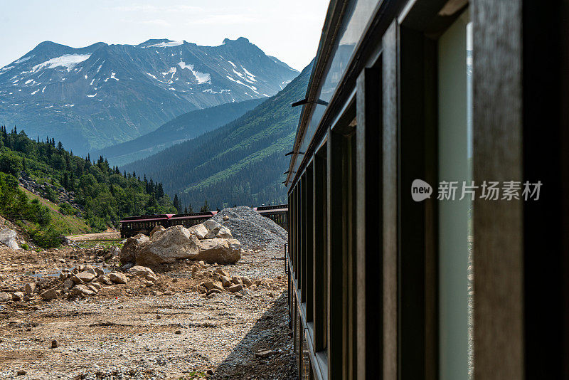 美国阿拉斯加州怀特山口山顶游览列车。