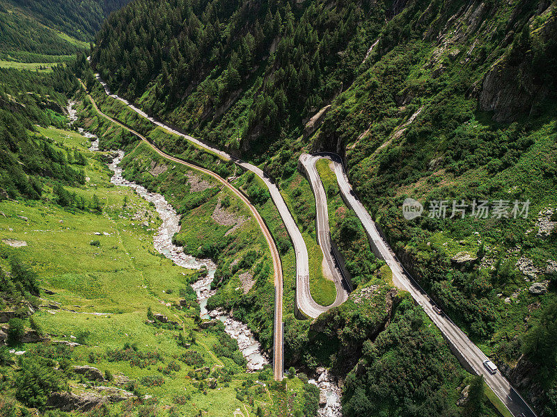 瑞士山口公路鸟瞰图