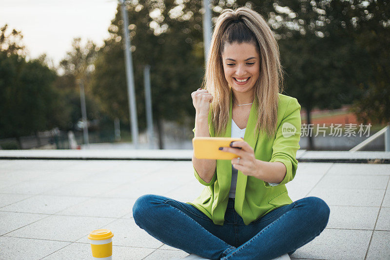 一名女子因赢得在线视频游戏而兴奋不已