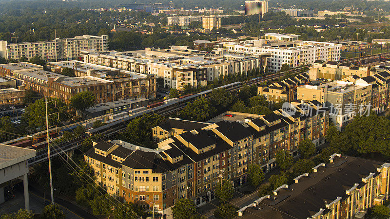 铁路沿线的现代住宅建筑。金纪念站连接住宅区和市中心亚特兰大，GA。鸟瞰图