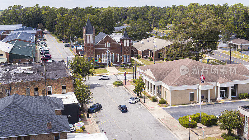乔治亚州佩勒姆社区的主街。马修森大道第一浸信会教堂周围的校舍。鸟瞰图