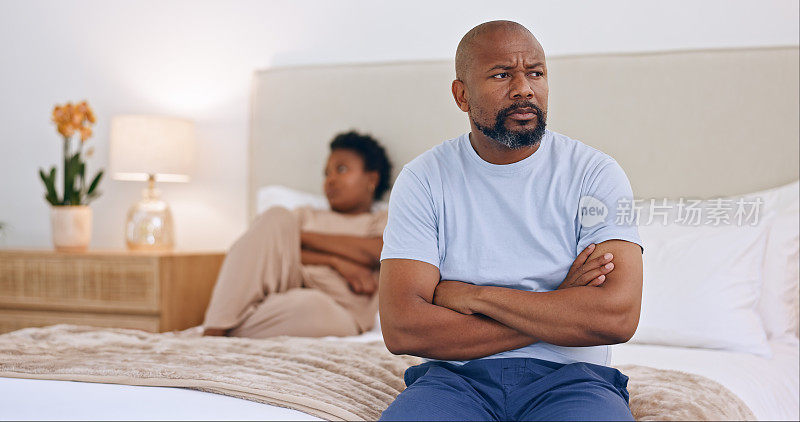 争吵、怀疑或愤怒的黑人夫妇因为婚姻问题或糟糕的分手而争吵。家中，忽视或失意的非洲人思考冲突为出轨戏剧或离婚在卧室