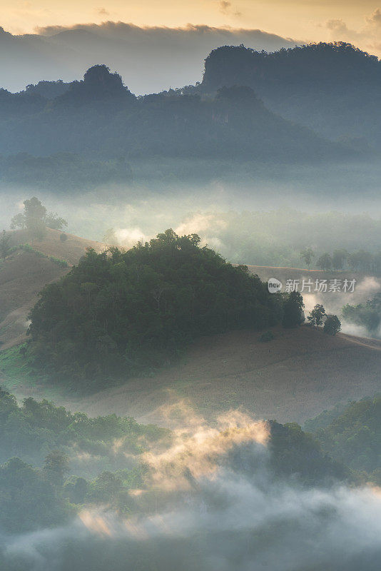 美丽的山景在上午班贾博村，泰国湄宏山。