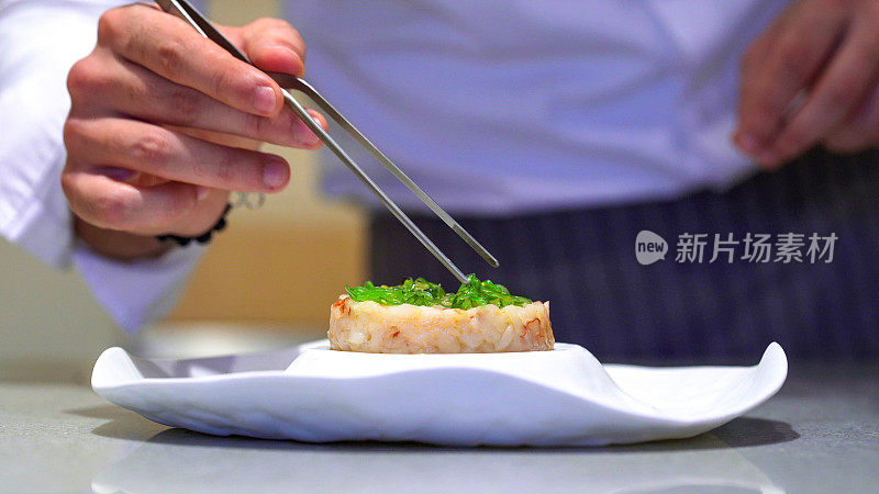 专业厨师在家庭厨房烹饪:甘贝罗尼对虾鞑靼最后装饰，戈马裙带菜