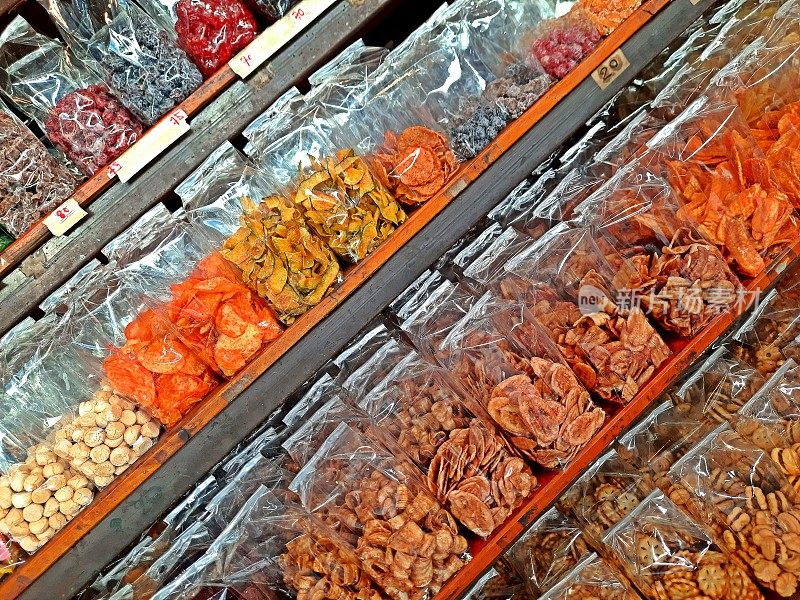 货架上的塑料袋小吃——曼谷街头小吃。