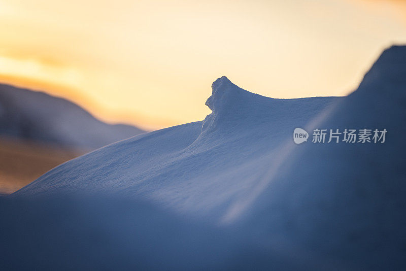 日落时的雪纹理。