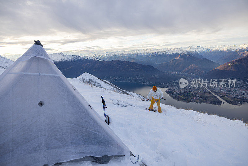 登山者准备在雪地里过冬，点燃了篝火