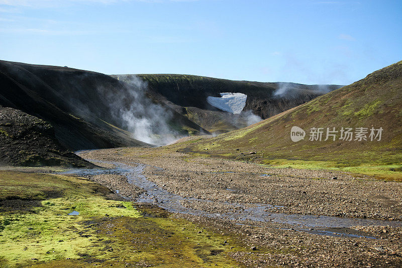 冰岛兰德曼纳劳加尔山脉周围起伏的、色彩斑斓的山脉，位于拉格维格小径的起点，火山蒸汽从火山喷发孔中冒出来