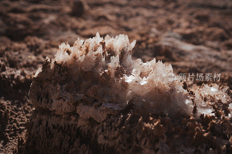 智利阿塔卡马沙漠里的一堆尖锐的盐晶体