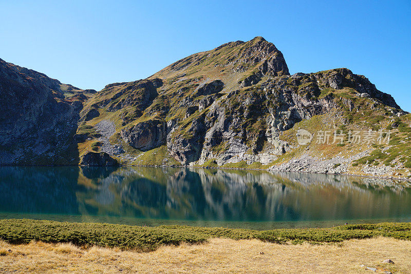 一个阳光明媚的日子里，保加利亚的巴尔干半岛里拉山脉的湖泊