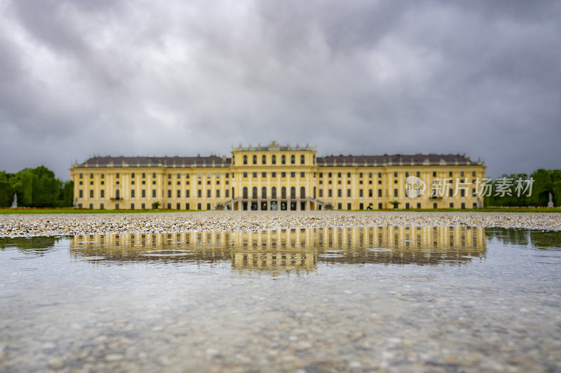 在阴天的维也纳宫殿Schönbrunn