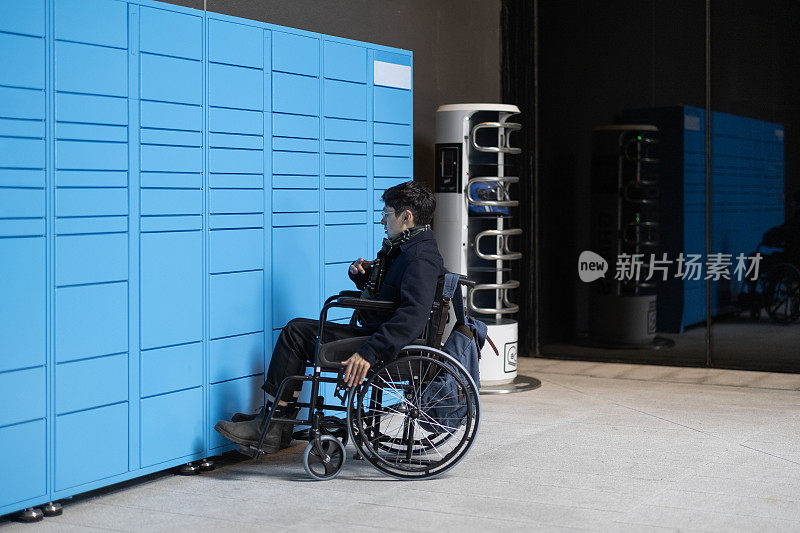 坐在轮椅上的顾客在物流邮箱里取包裹，蓝色航运终端自动取件
