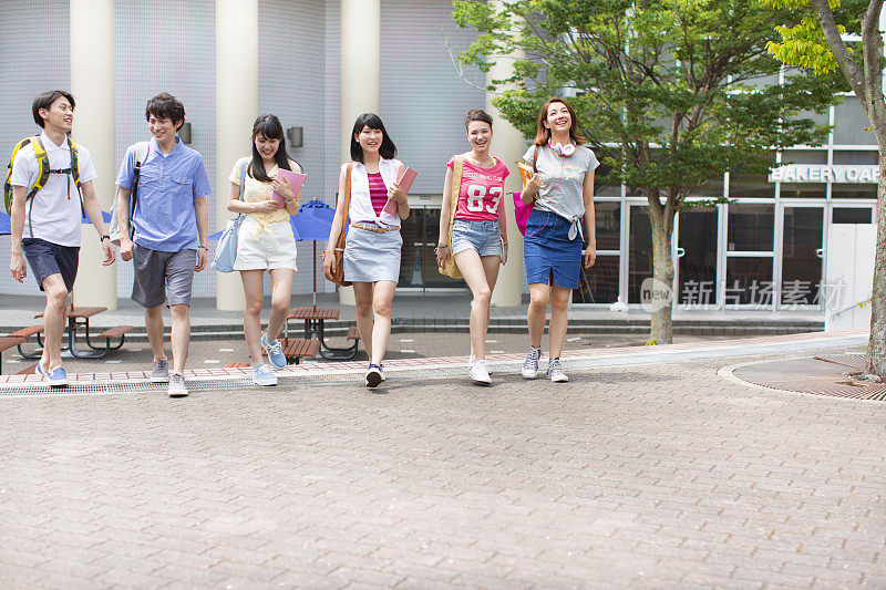 六个大学生在校园里散步