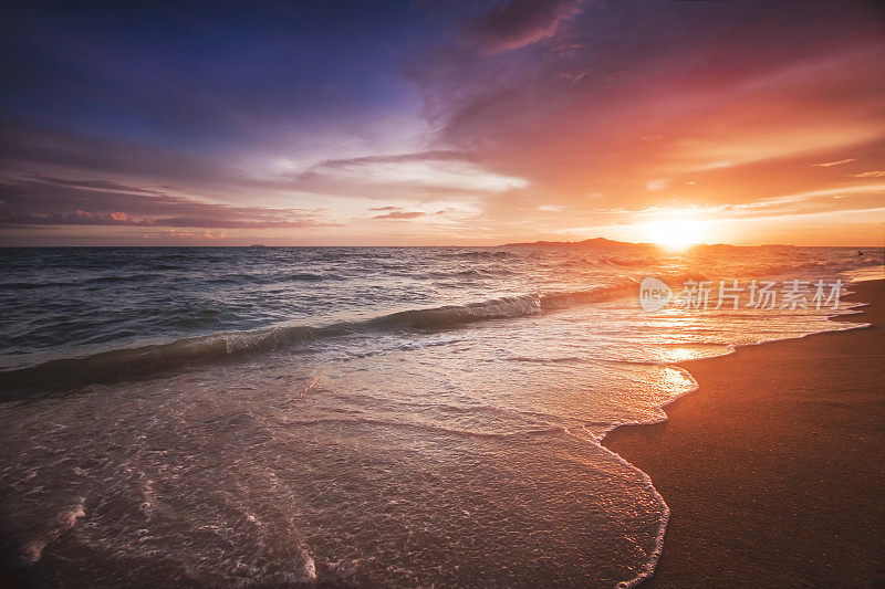 泰国海滩上不可思议的美丽日落。