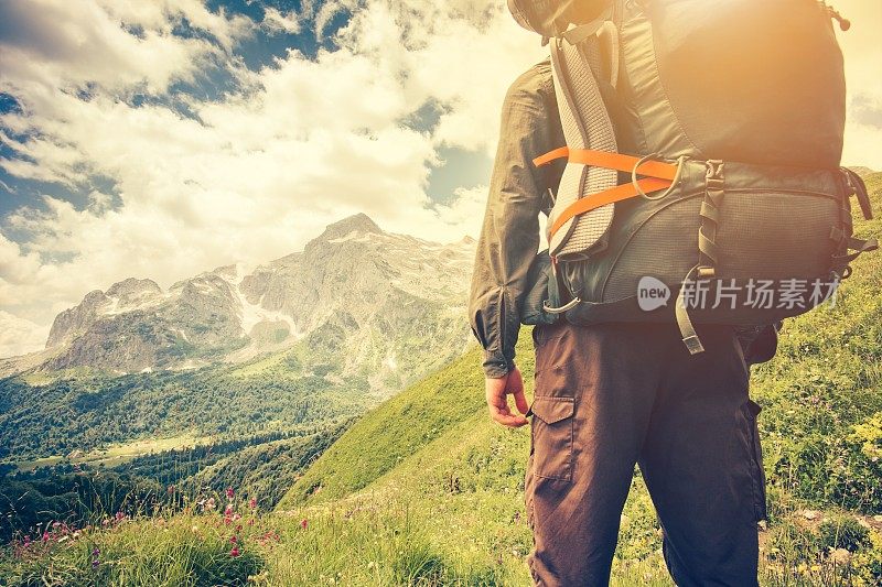 旅行者与背包登山旅行生活概念