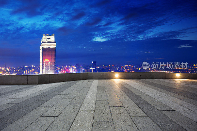 重庆市中心暮色中的现代地标建筑